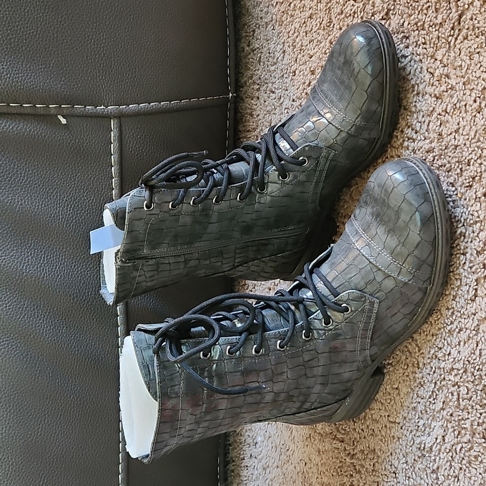 VERY VOLATILE Womens Underground Faux Leather Snake Print Combat Boot sz 9 NWB